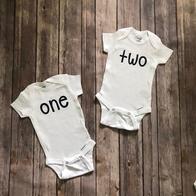 Monthly Onesie® Set with Month Number || Set of 12 || Organic Cotton || GIRL OR BOY || Baby Milestone Bodysuits || Baby's First Year || Baby