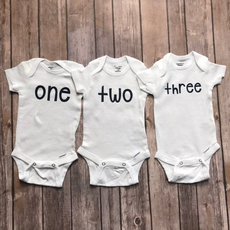 Monthly Onesie® Set with Month Number || Set of 12 || Organic Cotton || GIRL OR BOY || Baby Milestone Bodysuits || Baby's First Year || Baby